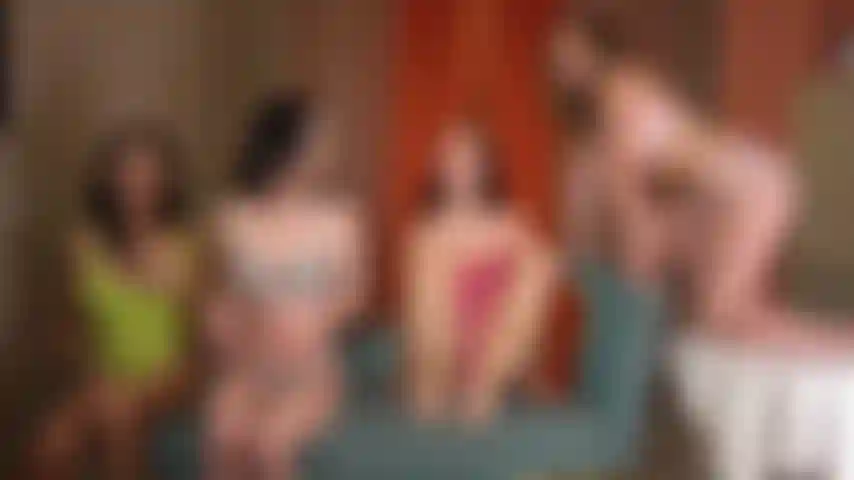 Jazmin luv, katie kush, diana grace e avery black formano una linea con la figa orientale in un fantastico quartetto lesbico in webcam dal vivo.