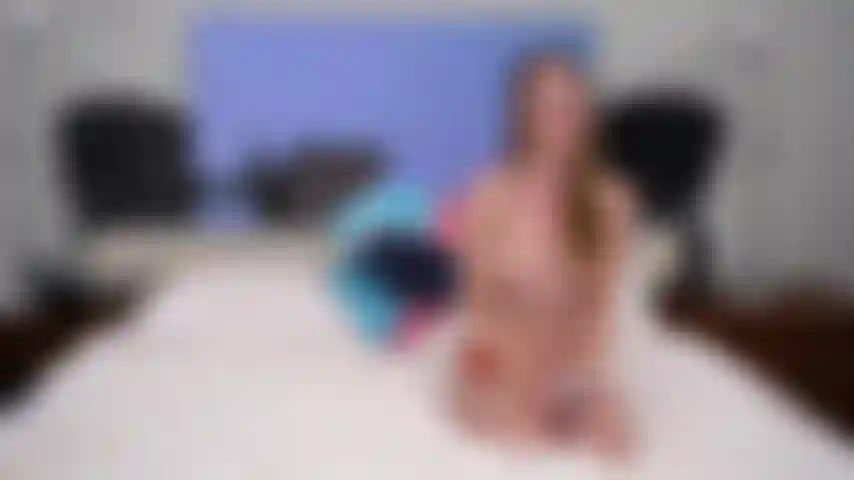 Tutta bagnata e arrapata - tre ragazze sexy si scopano e si leccano la figa a vicenda in diretta in cam.