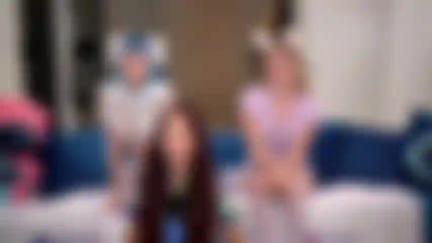 Serata cosplay - jewelz blu, sabina rouge, eliza eves giocano con i giocattoli facendo cosplay durante lo spettacolo gold in cam dal vivo.