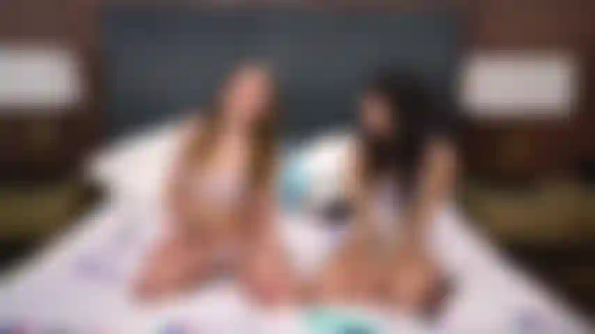 Spesso opale e isabella si aiutano a vicenda a masturbarsi durante lo spettacolo in webcam dal vivo del fine settimana.