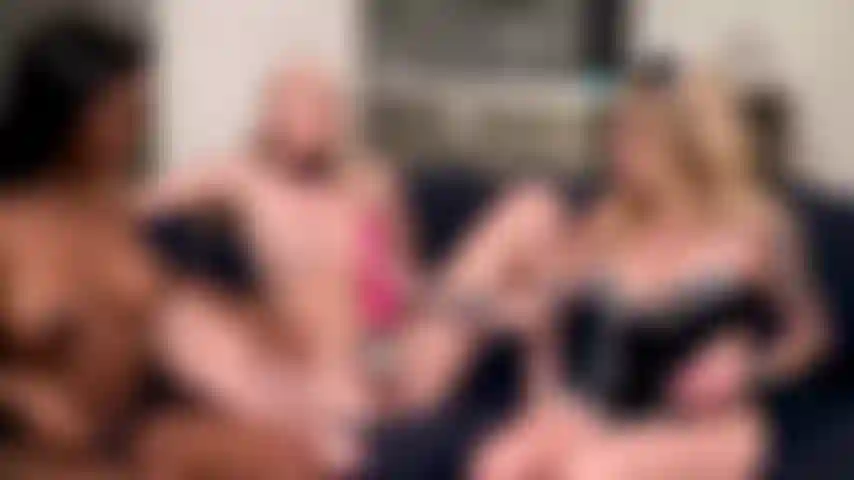 Le piccole cameriere spettrali e sporche jaymee green e paris white si prendono cura di kay lovely.