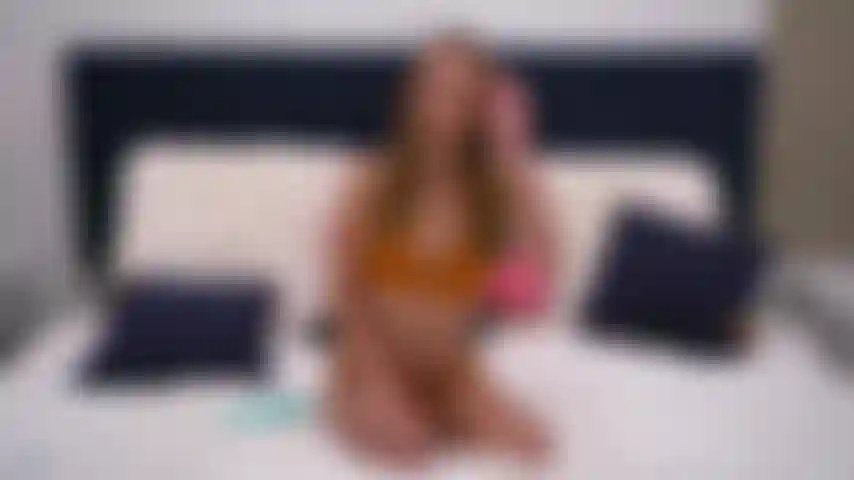 Macy meadows si masturba e ti guarda con i suoi ipnotizzanti occhi azzurri durante lo spettacolo in webcam.