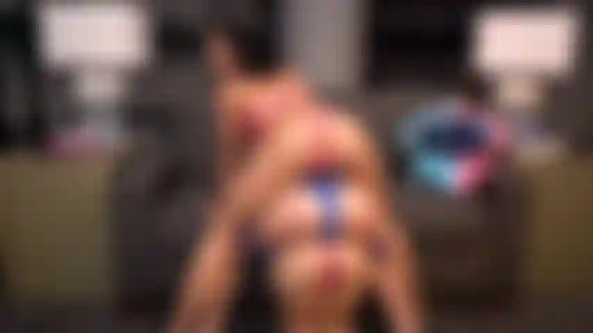 Avery black, alexis tae, maya woulfe si ammucchiano e scuotono i loro culi per te allo spettacolo d'oro dal vivo.