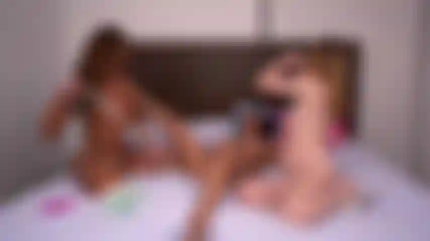 Aila donovan e aliya brynn 69 mentre serena santos guarda e si masturba in questo live cam show a tre lesbiche.