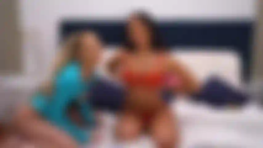 La ragazza formosa e abbronzata mila monet si diverte con l'allure adira prima di una calda masturbazione da solista.