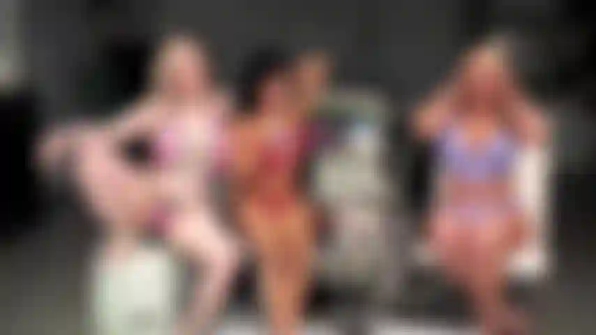 Naughty hearts - ember snow, mellanie monroe e kaiia eve stanno usando una grande collezione di giocattoli sessuali durante lo spettacolo dal vivo.