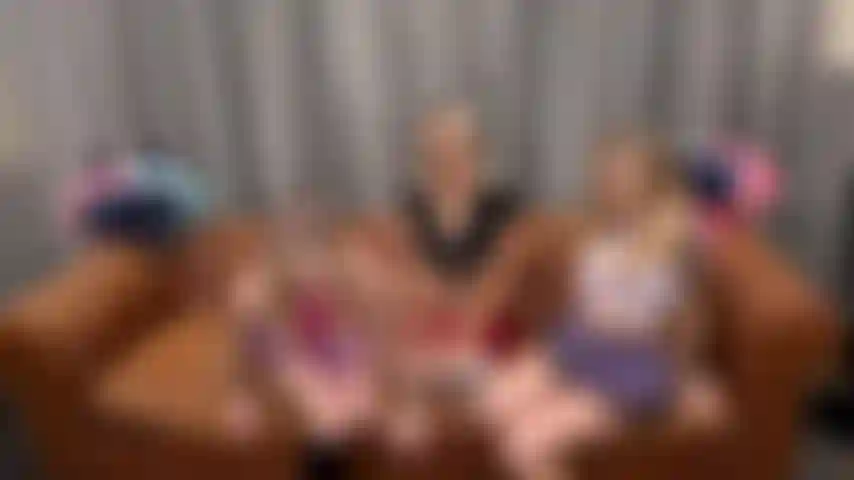 Fucktoberfest - segni di melodia, sky pierce e paris white tre belle studentesse bionde in minigonna hanno un rapporto a tre dal vivo in cam.