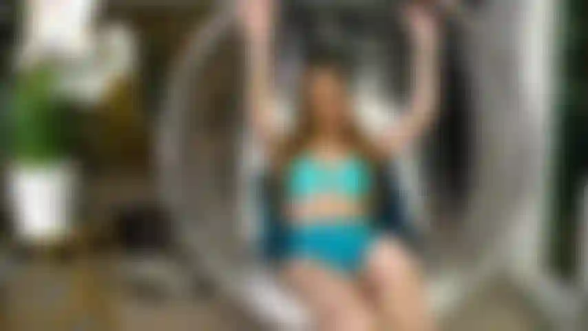 L'incredibile jillian janson è di nuovo lì, guardalo succhiare un grosso dildo e si scopa dal vivo nella sua figa stretta e bagnata (anteprima).