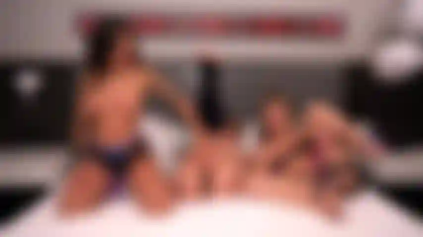 Lily lane prende cazzi da tutti i lati, spitroasted da paige owens e april olsen in uno spettacolo di webcam dal vivo.