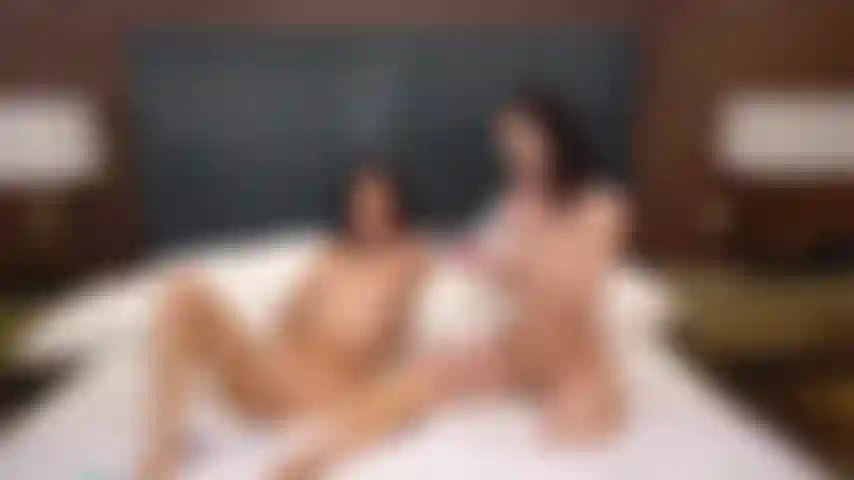 Jazmin luv, katie kush e diana grace si divertono con tutti i tipi di giocattoli durante lo spettacolo dal vivo del fine settimana.