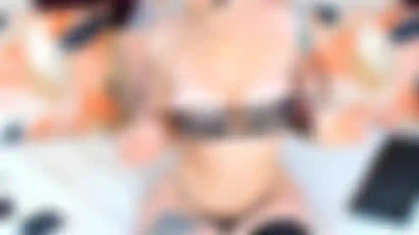 Provocante seminuda, sfregando tette e figa.