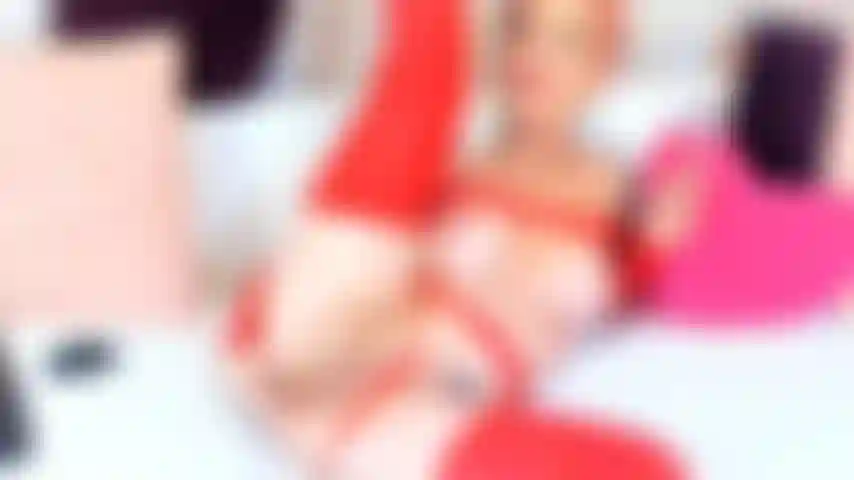 Sesso anale con un giocattolo di vetro mentre sono sdraiata su un fianco.