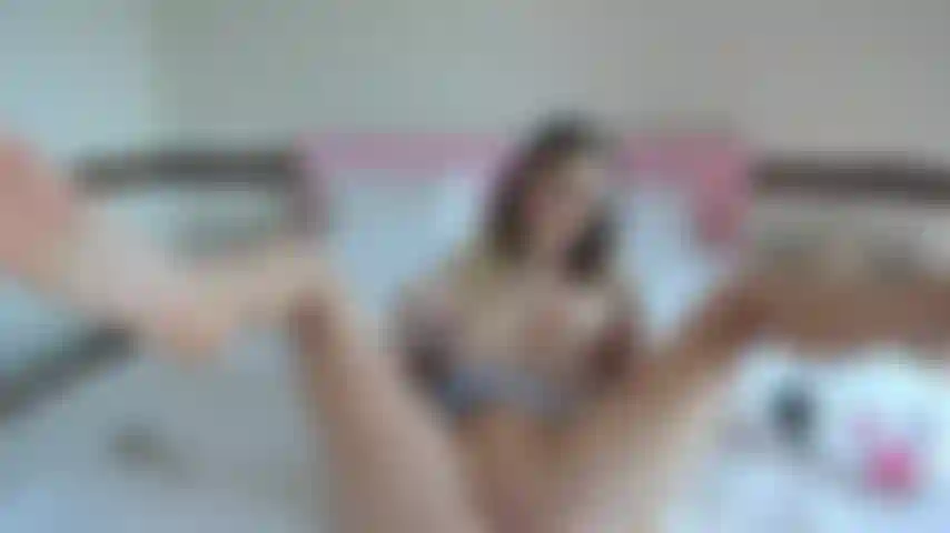 Mi scopo la figa e poi mi infilo un dito nel culo.