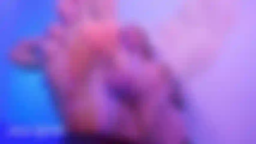 Adora ai miei piedi.