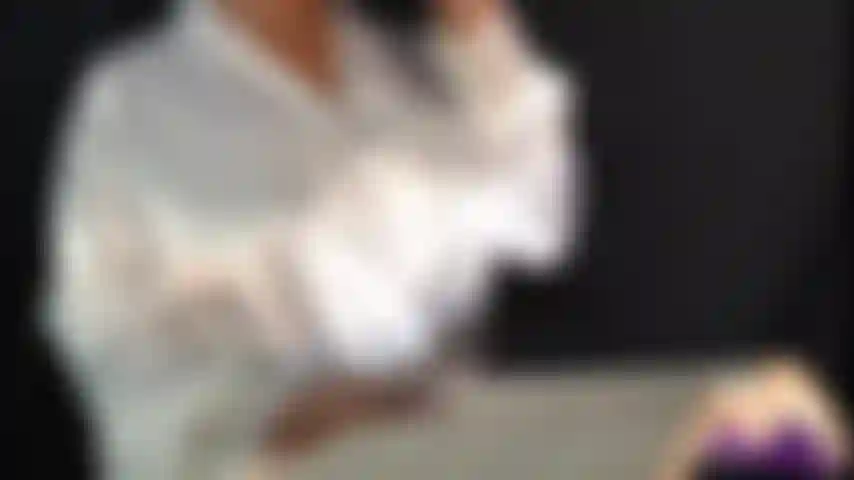 Reading in Silk: A Moment of Stillness