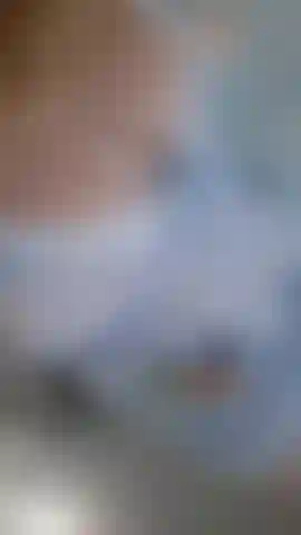 Con un culo fresco, succoso e traballante.