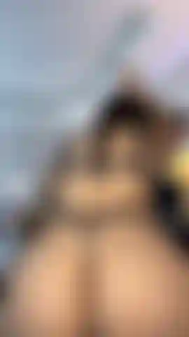 Agitando il suo sedere in modo molto sensuale 🔥.