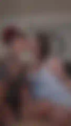 Caldissima, sensuale fidanzata che si scambia baci appassionati, succhia i capezzoli e mangia la figa in pov...È una ragazza così brava.