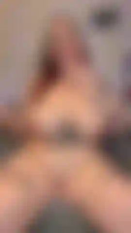 Cerco di stare zitta mentre mi faccio venire e squirto su un dildo.