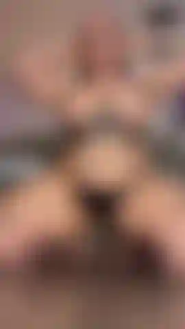 Cavalco (davanti e dietro), spruzzando e martellando la mia figa in body a rete.