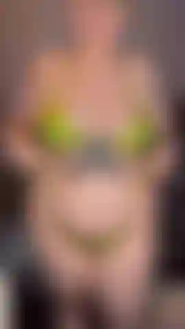 Olio tutto il corpo, scuotono/sculacciano il culo.