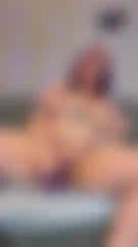 Squirta su un dildo viola.