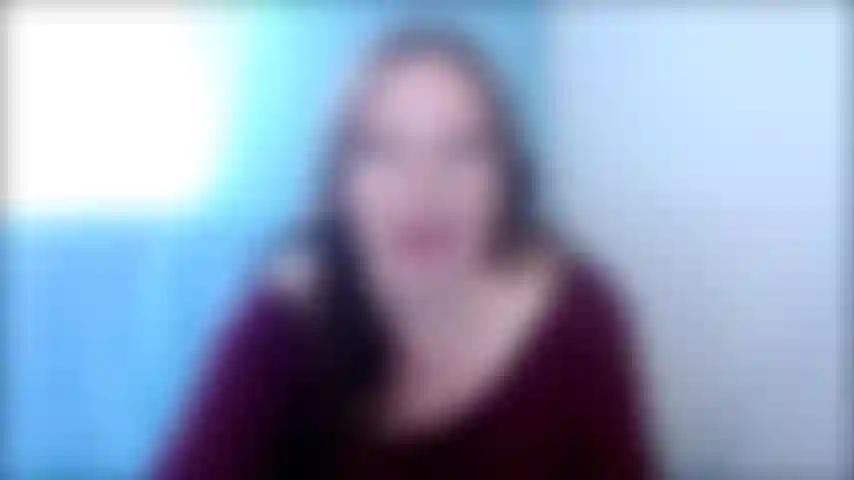 Vieni qui, mia piccola troia dei piedi. Oggi ti farò una dolce sorpresa. Puoi adorare gli archi perfetti della tua dea e le sue dolci dita dei piedi, inspira, schiava dei piedi. Senti quanto profumano i miei piedi. Ora tira fuori il tuo cazzo e accarezzalo come ti dico, mentre hai l'onore di leccare, annusare e venire sui piedi perfetti della tua dea.