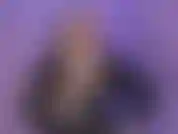 Ehi maritino, guarda il mio giocattolo. È un grosso strap-on nero e spesso. L'ho comprato per poterlo allacciare al tuo piccolo, patetico, inutile cazzo quando mi scopi. Sei così patetico.