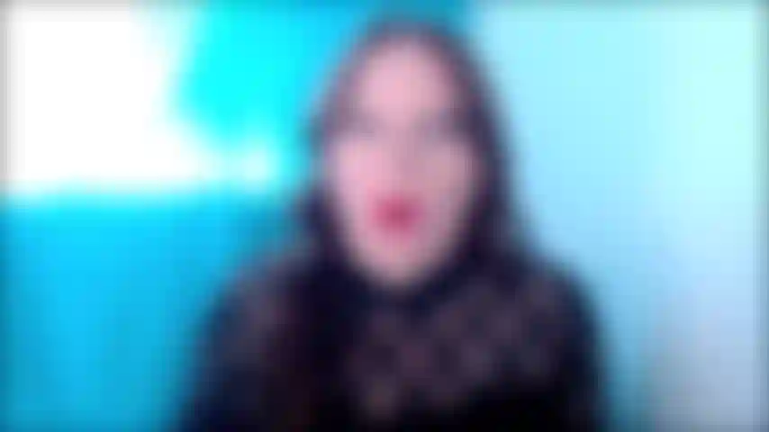 Dobbiamo parlare di come si comportano i tuoi amici nei miei confronti. Non so cosa hai detto loro, ma sembrano pensare che vada bene toccarmi in modi in cui solo mio marito dovrebbe toccarmi. Non è solo troppo affettuoso, sta diventando quasi una festa di palpeggiamenti quando sono in giro. Non so perché sembri non avere problemi con il fatto che mi tocchino, quando li hai visti, ma penso che dovresti dire qualcosa. O ti piace guardare i tuoi amici toccarmi? Ho notato che quando iniziano a flirtare e a toccarmi, cerchi di non guardare, ma vedo che te ne accorgi, e comincio a pensare che le loro mani su di me ti eccitino. Lo fa, vero? Lo capisco dal rigonfiamento nei tuoi pantaloni che ho ragione. Sporco, sporco pervertito. Se volevi che iniziassi a scopare con i tuoi amici hot avresti potuto semplicemente chiedermelo. Solo quelle focose e quelle con i cazzi grossi. Sai che sei un po' piccola, il che va bene e non mi dispiace, ma se devo farlo per te voglio l'esperienza completa di una moglie bollente. Tira fuori il tuo cazzo e masturbati per me mentre ti racconto la mia fantasia su come andrà a finire.