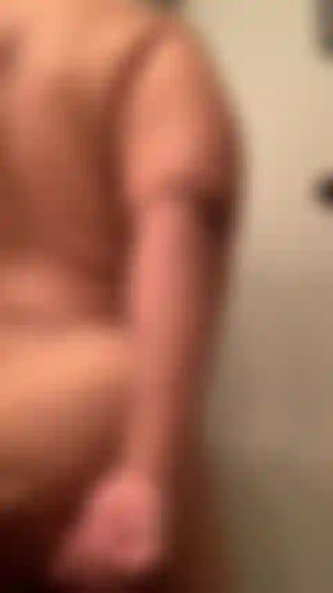 Guardami mentre scuoto questo culo grasso.