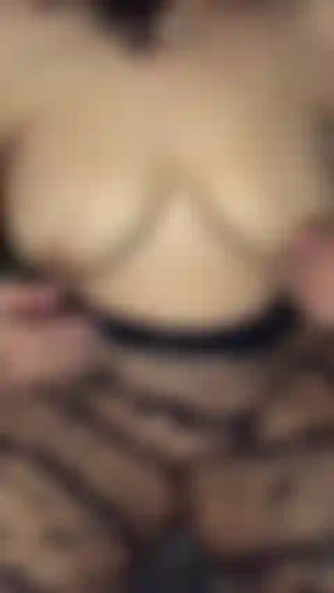 Ho un doppio problema con il dildo nel culo e nella figa.