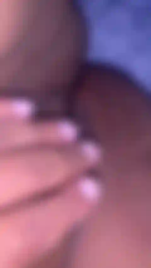 Guardami giocare con la mia figa bagnata.