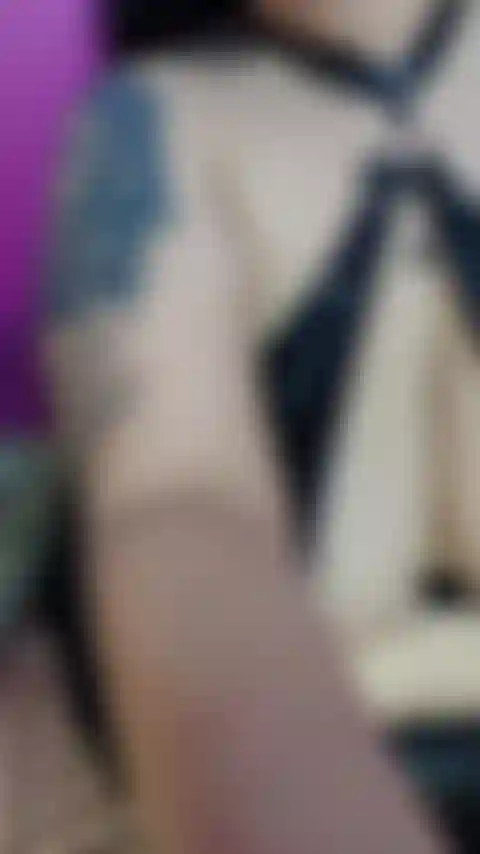 La figa gioca e geme.