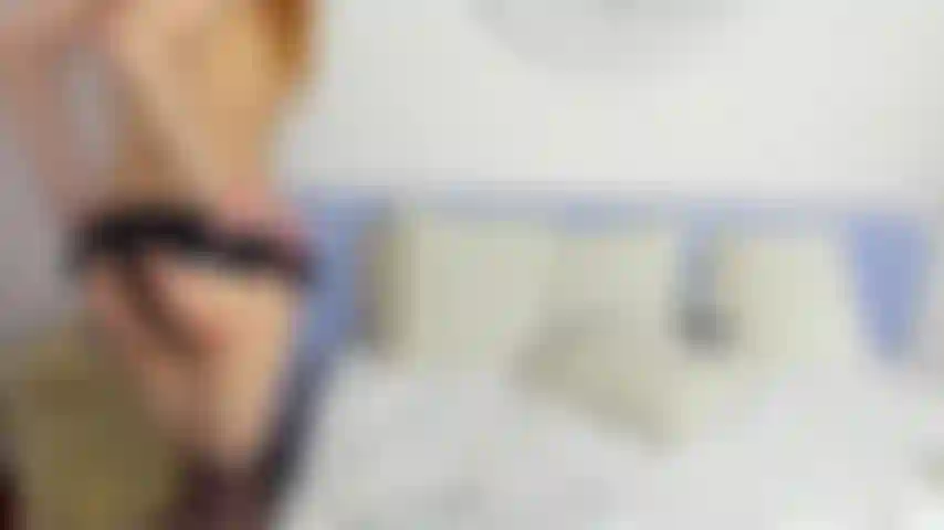 Stimolo il mio clitoride con una vibrazione, guardami mentre sborro!