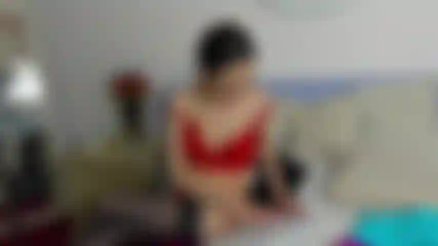 Mi metto il vestito nero e mi masturbo!