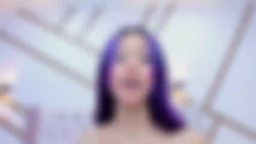 Goditi il ​​mio corpo e i miei piedi.