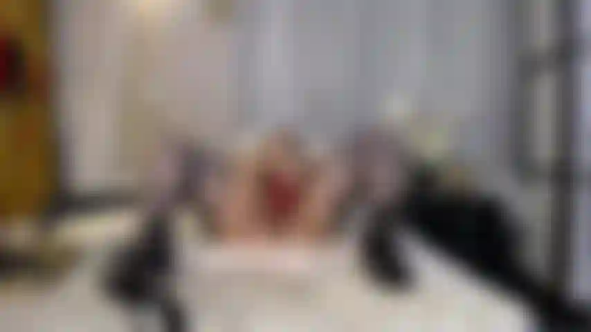 Scopami con calze e tacchi, fammi squirtare e mettimi il dito nel culo.