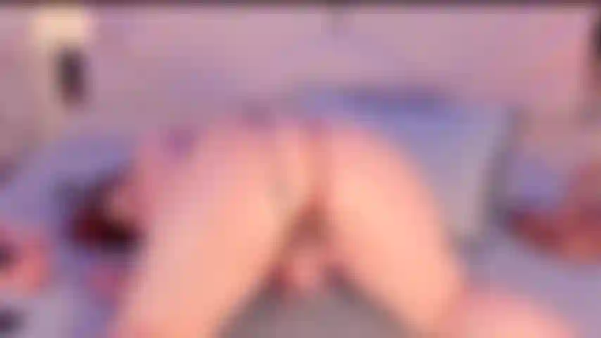 Cavalco un dildo in modo cremoso.
