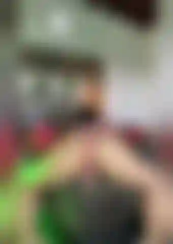 Mi sono svegliata molto viziosa e voglio cavalcare il tuo cazzo duro.