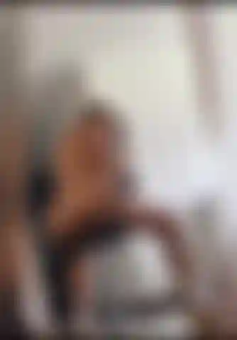 Cavalco un dildo davanti allo specchio e mi sculaccio il culo.