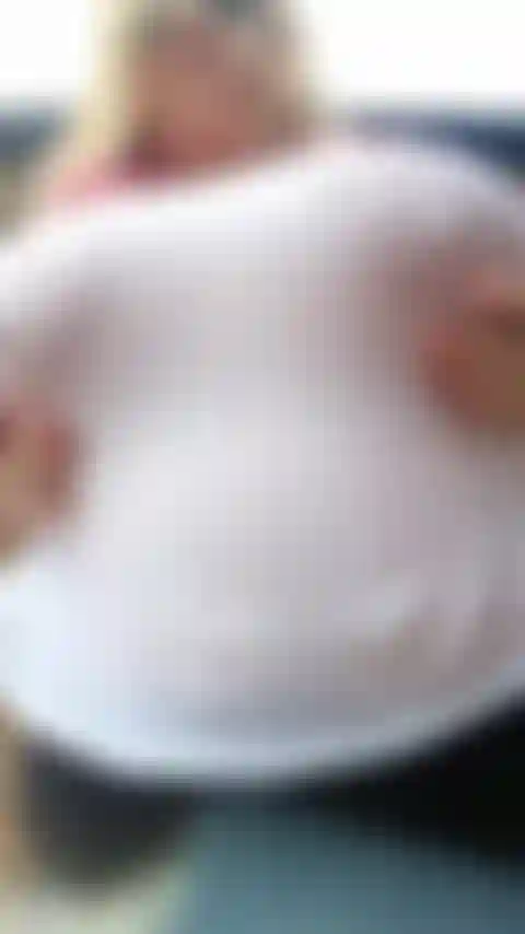 Tette con maglietta bagnata al rallentatore.