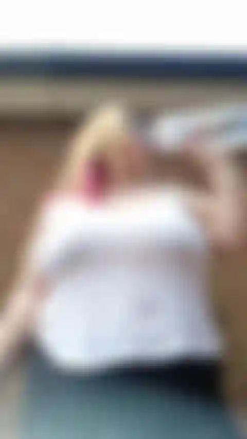 Al rallentatore, versando acqua sulla parte superiore bianca.