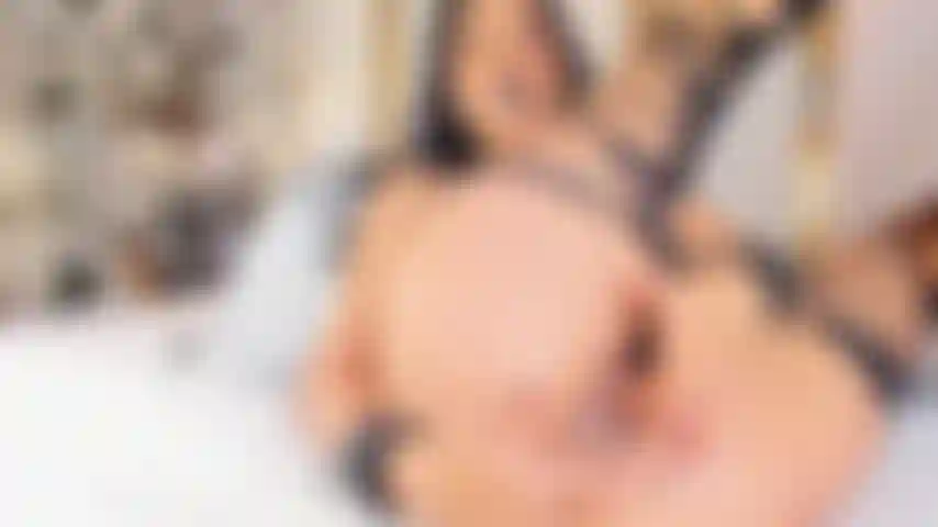 Esplora il mio culo e senti i miei succhi.