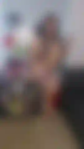 Una ragazza tatuata.