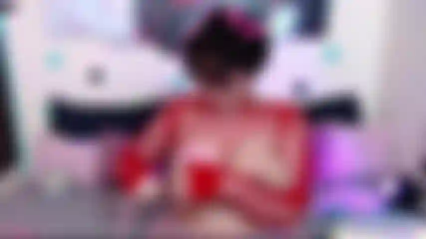 Le tette legate con delle corde e un giro.