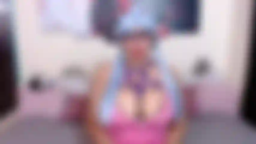 Succhio le mie 2 tette contemporaneamente, ti piace vedere come mi mordo i capezzoli.