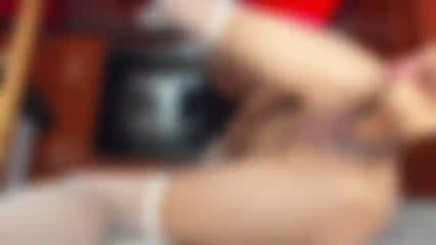 Scopami in cucina mentre ho le gambe aperte.