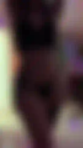 Danza sensuale usando la maschera di pollo.