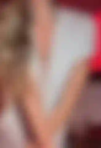 Ballo sensuale con spogliarellista che mostra la figa.