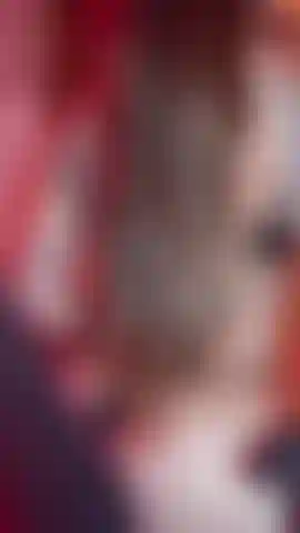 Che gioca sulla sedia dell'ufficio.